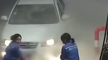 Tài xế lái ôtô bị cháy vào cây xăng nhờ nhân viên dập lửa