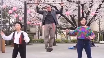 Nghệ sĩ Nhật biểu diễn điệu nhảy trên không bằng xà đơn