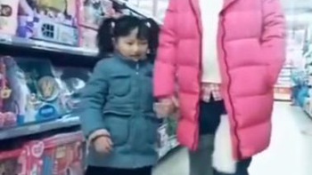 Con gái đi siêu thị với bố khác biệt gì khi đi với mẹ