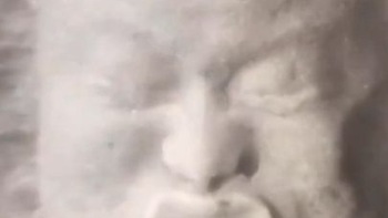 Người đàn ông nhúng đầu vào tuyết tạo hình khuôn mặt nhiều cảm xúc
