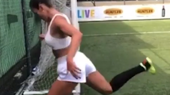 Pha giật gót ghi bàn ở góc hẹp khó tin của hot girl Brazil