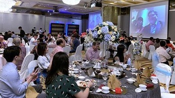 Né corona, cặp đôi Singapore livestream đám cưới từ nơi cách ly!