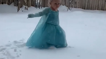 Bé gái hóa thân thành Elsa giữa tuyết siêu thần thái