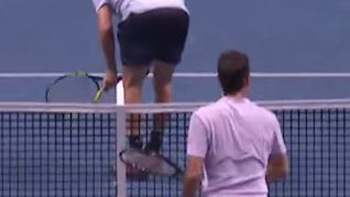 Federer đánh bóng không qua lưới vì mãi nhìn… "mông to"