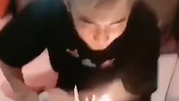 Chàng trai thổi nến bánh sinh nhật mãi không tắt