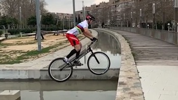 Vận động viên xe đạp nghệ thuật biểu diễn nhảy xe qua hồ nước