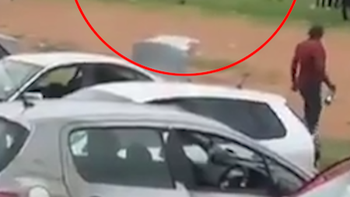 Cổ động viên lái ôtô BMW lao vào sân rượt trọng tài vì "thiên vị"