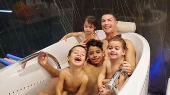 Con trai Ronaldo nói 4 thứ tiếng chào sân Instagram, thu hút 1 triệu theo dõi sau 24 giờ