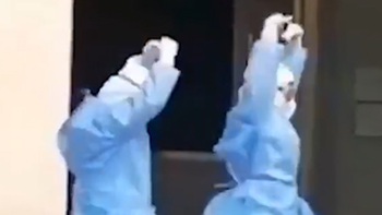 Hai y tá múa 'Hồ Thiên Nga' để tiễn bệnh nhân nhiễm Corona xuất viện