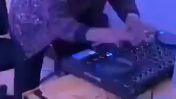 Bà cụ dùng máy tính của cháu để chơi nhạc DJ