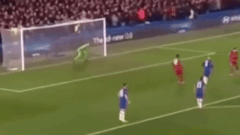 Thủ môn Liverpool 'đẩy bóng vào lưới' trong trận thua Chelsea 0-2