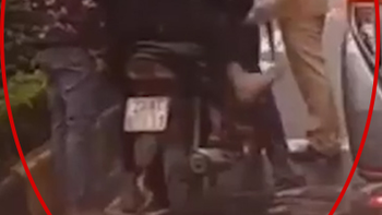 Ba thanh niên đi xe máy không đội mũ bảo hiểm, chờ đèn đỏ bị CSGT bắt