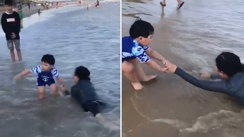 Bé trai sợ biển nhưng vẫn chạy ra cứu mẹ