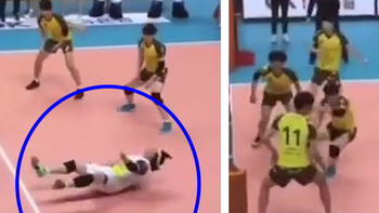 Vận động viên bóng chuyền nằm ngửa dưới sàn, xả thân giúp đội nhà chiến thắng