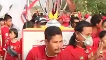 'Sống không chờ đợi' fan Thái Lan tổ chức lễ rước cúp Premier League cho Liverpool