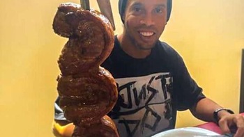 Giữa lúc 'social distance', Ronaldinho ăn sinh nhật 40 tuổi 'xa xỉ'... trong tù