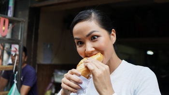 Hoa hậu H'Hen Niê tiết lộ lí do đi khắp Sài Gòn ăn bánh mì, khoe luôn 1001 biểu cảm thưởng thức đặc sản này