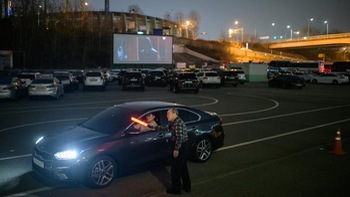 Cách ly xã hội: xem phim ngay trên ôtô cá nhân tại Hàn Quốc