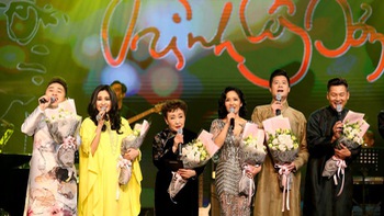 Lỡ hẹn 'mùa nhạc Trịnh', ca sĩ livestream từ phòng khách tưởng nhớ Trịnh Công Sơn
