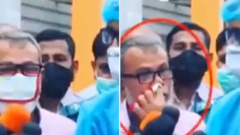 Người đàn ông Ấn Độ dùng khẩu trang ngoáy mũi trên sóng truyền hình