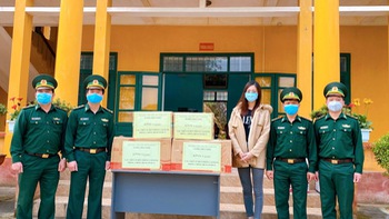 Người đẹp Lương Thuỳ Linh mang niềm vui đến với các chàng bộ đội  chống dịch tại  biên giới Cao Bằng