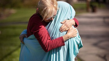 Mẹ ôm chầm con gái làm y tá ở tuyến đầu chống dịch
