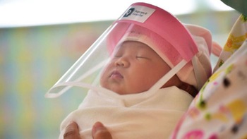 Y tá Thái Lan làm tấm che mặt nhỏ xíu cho trẻ sơ sinh