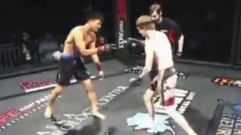 Hai võ sĩ MMA chơi oẳn tù tì ngay trên sàn đấu