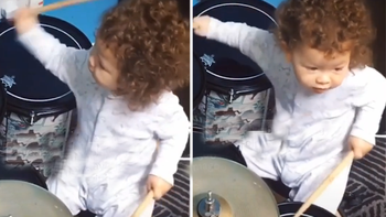 Cậu bé 2 tuổi chơi trống điệu nghệ