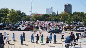 Ngược đời kiểu Mỹ: Nhân viên y tế ngăn chặn người biểu tình, còn bị xúc phạm