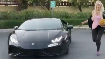 Người đẹp dắt siêu xe Lamborghini đi 'khám bệnh'