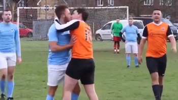 Cầu thủ cưỡng hôn đối phương để giải hòa sau pha va chạm