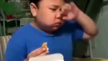 Cậu bé khóc vì được ăn gà rán sau hai tháng cách ly