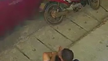 Người đàn ông chắp tay lạy tài xế ôtô quệt vỡ kính xe máy