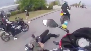 Chàng trai chạy môtô 'đánh rơi' bạn gái