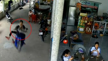 Thanh niên bốc đầu xe máy tông đổ bàn ghế quán cà phê