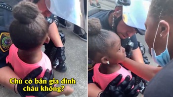 Khoảnh khắc cảnh sát Mỹ ôm bé da màu: 'Chú ở đây để bảo vệ cháu'