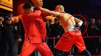 Võ sĩ MMA chấp một tay vẫn hạ được cao thủ Vịnh Xuân (Trung Quốc)