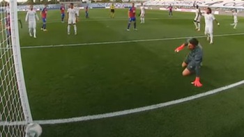 Bàn thua ngớ ngẩn của Courtois trong trận Real Madrid đấu với Eibar