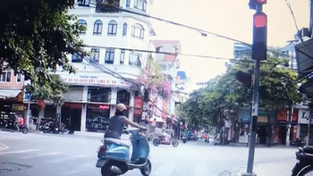 Người phụ nữ đi Vespa xuống xe đẩy bộ để vượt 23 giây đèn đỏ