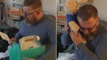 Người bố bật khóc khi nhận được món quà vô cùng đặc biệt từ người con trai đã mất vì tai nạn giao thông