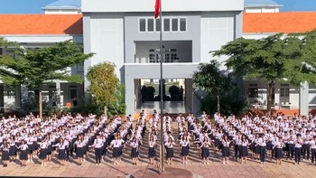 Hàng trăm học sinh nhảy flashmob chúc anh chị khối 12 thi tốt nghiệp thành công