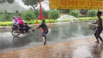 Nhóm thanh niên tạt nước bẩn vào người đi đường để mua vui khiến người xem phẫn nộ