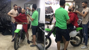 Cười đau bụng với chàng trai đến tiệm cắt tóc vẫn quyết không rời chiếc xe máy