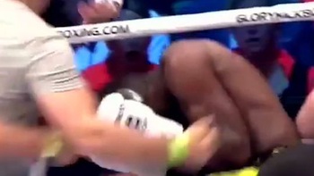 Võ sĩ boxing bị khán giả đánh hội đồng vì cú knock-out 'xấu xí'