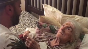 Rớt nước mắt với món quà cháu trai tặng bà mình nhân dịp sinh nhật lần thứ 98