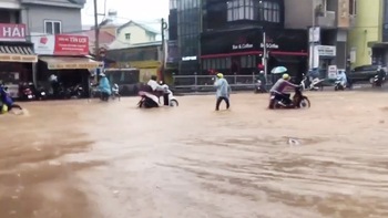 'Phát hoảng' với cảnh đường phố Đà Lạt ngập trong biển nước ngay lúc này