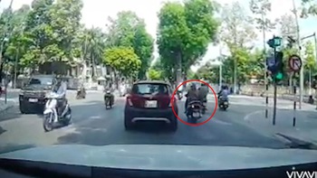 Ngang nhiên tạt đầu ôtô, nữ 'Ninja Lead' bị tông ngã sõng soài giữa đường