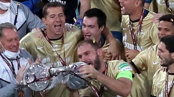 Branislav Ivanovic ăn mừng đánh rơi làm vỡ toang Cúp Quốc gia Nga