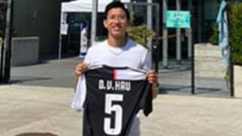 Đoàn Văn Hậu khoe áo CLB Juventus ghi D.V.Hau với số 5